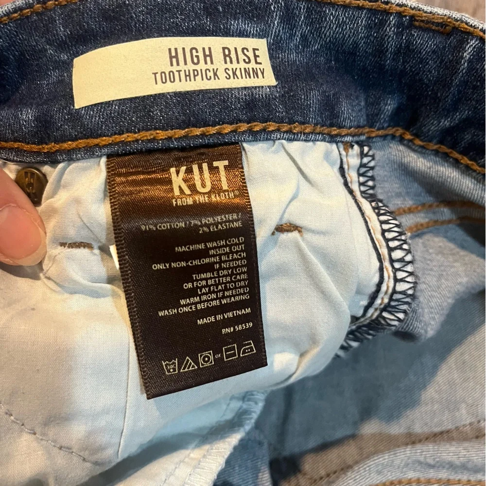 Kut from the Kloth Toothpick‎ Skinny High-rise Classic Blue Denim Jeans. Size 2.